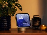 HomeView packt einen kleinen Touchscreen auf einen Standfuß oder an eine Wandhalterung.