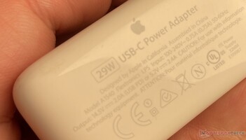 Kaum lesbar: Apples 29-Watt-Adapter beherrscht keine 9 Volt. (Foto: Andreas Sebayang/Notebookcheck.com)