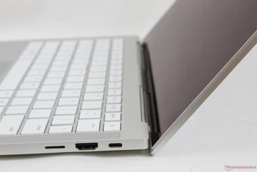 Maximaler Öffnungswinkel (~140 Grad). Der Deckel hebt die Basis leicht an, ähnlich wie bei einigen Modellen der Asus-ZenBook-Reihe
