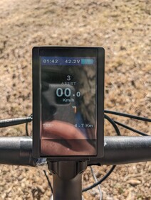 Das Display hat zwei Helligkeitsstufen. In der prallen Sonne spiegelt es aber stark und wird nicht hell genug.