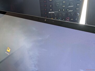 Der sehr schmale obere Bildschirmrand geht laut Dell auf Kosten der Webcam-Qualität