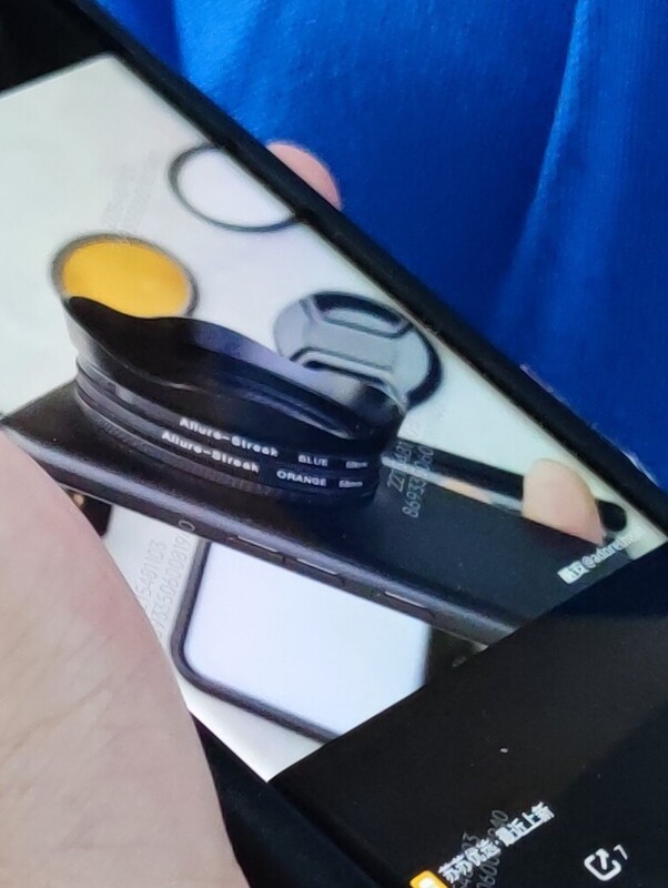 Das Bild das im Spyshot oben am Display zu sehen ist feuert Gerüchte über ein Xiaomi 13 Ultra mit austauschbaren Linsen oder Filtergewinde an.