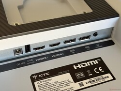 Anschlüsse: Netzteil, USB 2.0 (nur für Firmware-Updates), 2x HDMI 2.0, 2x DisplayPort 1.4, 3,5-mm-Audio