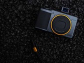Die limitierte Ricoh GR III Street Edition kommt mit gelben Farbakzenten und exklusivem Zubehör. (Bild: Ricoh)