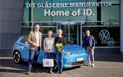 2 Millionen Volkswagen E-Autos: Jubiläums ID.3 wird vor der Gläsernen Manufaktur in Dresden an Kunden übergeben (Bild: Volkswagen).