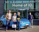 2 Millionen Volkswagen E-Autos: Jubiläums ID.3 wird vor der Gläsernen Manufaktur in Dresden an Kunden übergeben (Bild: Volkswagen).