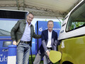 Bild: Volkswagen - Bernard Looney und Herbert Diess nehmen die erste erste bp / Aral Flexpole-Ladesäule in Betrieb.