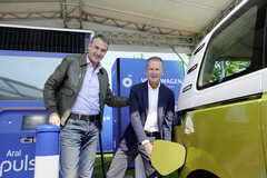 Bild: Volkswagen - Bernard Looney und Herbert Diess nehmen die erste erste bp / Aral Flexpole-Ladesäule in Betrieb.