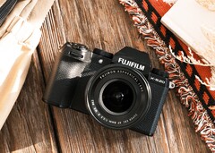 Die Fujifilm X-S20 soll dank größerem Akku mehr als die doppelte Laufzeit als ihr Vorgänger erreichen. (Bild: Fujifilm)