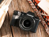 Die Fujifilm X-S20 soll dank größerem Akku mehr als die doppelte Laufzeit als ihr Vorgänger erreichen. (Bild: Fujifilm)