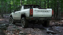 Der beliebte aber kaum verfügbare elektrische Pickup-Truck GMC Hummer EV wurde in den USA für eine viertel Million Dollar verkauft (Bild: GMC)