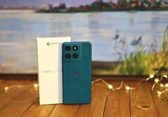 Das Motorola Moto G57 Power besticht mit seiner Kunstlederrückseite in Pantone-Farben.