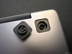 Verstecke Schrauben unter gesteckten Gummifüßen