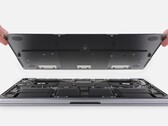 Der Akku des neuen MacBook Pro lässt sich einfacher tauschen als bei allen Modellen seit 2012. (Bild: iFixit)