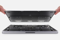 Der Akku des neuen MacBook Pro lässt sich einfacher tauschen als bei allen Modellen seit 2012. (Bild: iFixit)