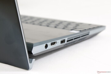 Auf der positiven Seite machen das zusätzliche Gewicht und die größeren Abmessungen es zum bisher robustesten ZenBook