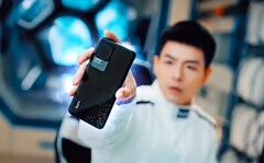 Das Redmi K50 Pro muss sich im jüngsten Promo-Video einem Sci-Fi-Teardown stellen. (Bild: Xiaomi)