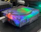 Gezeigt wird eine modifizierte Sega Dreamcast mit durchsichtigem Gehäuse im Betrieb