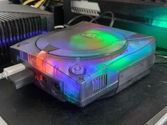 Gezeigt wird eine modifizierte Sega Dreamcast mit durchsichtigem Gehäuse im Betrieb