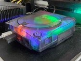 Gezeigt wird eine modifizierte Sega Dreamcast mit durchsichtigem Gehäuse im Betrieb