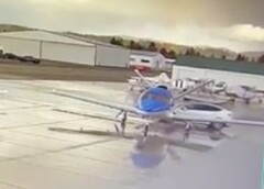 Die sogenannte &quot;Smart Summon&quot; Autopilot-Funktion des Tesla Model Y hat zu einer Kollision mit einem geparkten Flugzeug geführt (Bild: Smiteme)