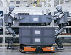 Zwei humanoide Roboter arbeiten in einer Fabrikhalle (Bildquelle: UBTech)