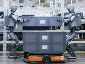 Zwei humanoide Roboter arbeiten in einer Fabrikhalle (Bildquelle: UBTech)