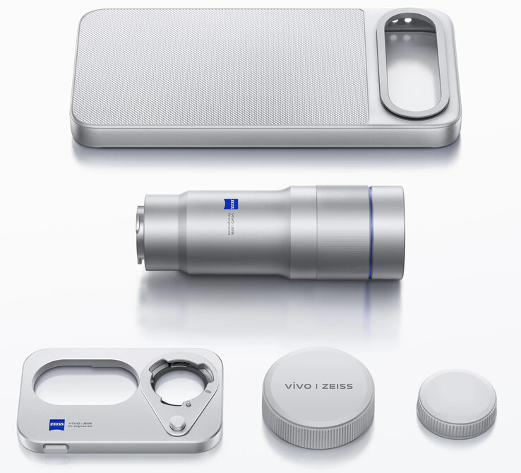 Zum Telephoto Extender Kit des X300 FE gehören neben dem Telekonverter selbst auch eine spezielle Hülle und eine Objektivkappe