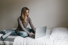 Im Bett zu arbeiten kann den Unterschied zwischen Privat und Arbeit vermischen. (Bildquelle: Andrew Neel von Unsplash)