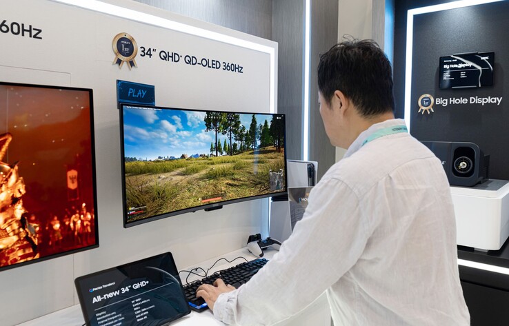 Samsung zeigte außerdem zwei QD-OLED-Monitorpanels mit 360 Hz: ein 31,5-Zoll-Panel mit 4K-Auflösung und ein 34 Zoll großes Ultrawide-Panel im 21:9-Format.
