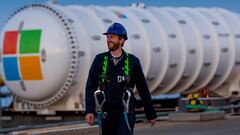 Im Hintergrund sieht man das Datencenter, bevor es im schottischen Meer versenkt wird. (Quelle: Microsoft)