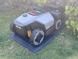 RockMow Z120 LiDAR in seiner Ladestation