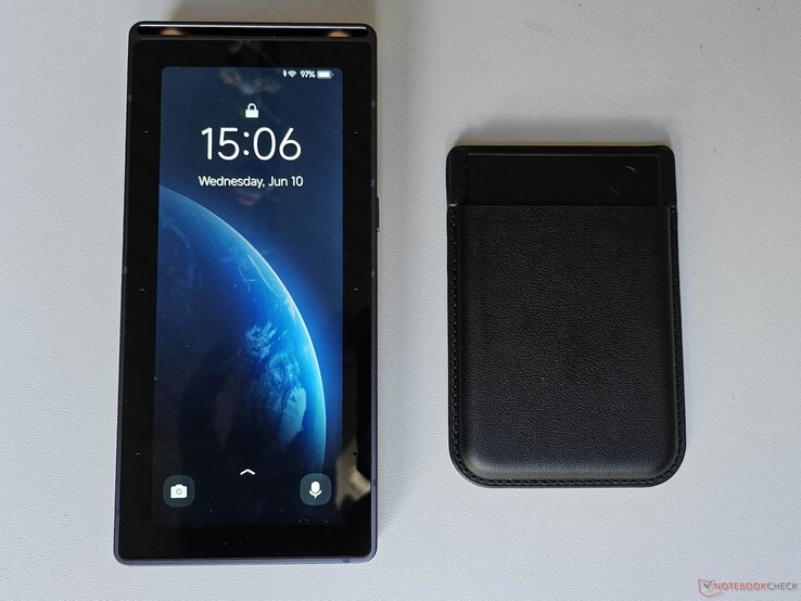 Das Plaud Note Pro ist wesentlich kompakter als das Stand-alone-Gerät von iFLYTEK.