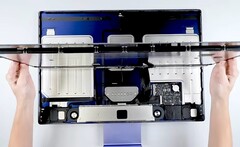 Das Mainboard des Apple iMac ist geradezu winzig im Vergleich zur Größe des Gehäsues. (Bild: iFixit)