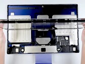 Das Mainboard des Apple iMac ist geradezu winzig im Vergleich zur Größe des Gehäsues. (Bild: iFixit)