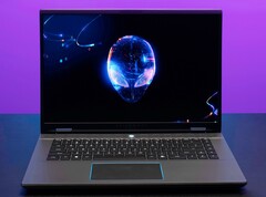 Das Alienware m16 R2 ist kompakter, verspricht dennoch eine bessere Kühlung. (Bild: Dell)