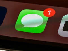 Die neue Option „Im Textfeld anzeigen“ in Apples Nachrichten-App ermöglicht es, die Diktier-Schaltfläche auszublenden.