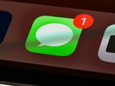 Die neue Option „Im Textfeld anzeigen“ in Apples Nachrichten-App ermöglicht es, die Diktier-Schaltfläche auszublenden.