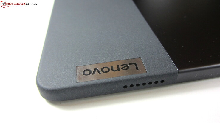 Das Backcover des 490 Gramm leichten Lenovo Tab P11 ist teilweise gummiert und gibt den Fingern dadurch einen guten Halt.