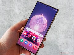 Das Samsung Galaxy S24 Ultra hält bei Social-Media-Apps kaum halb so lange wie sein Vorgänger. (Bild: Notebookcheck)