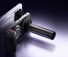 Das Honor Magic8 RSR Porsche Design wird offenbar mit einem Kamera-Handgriff und Tele-Objektiv angeboten. (Bildquelle: Honor)