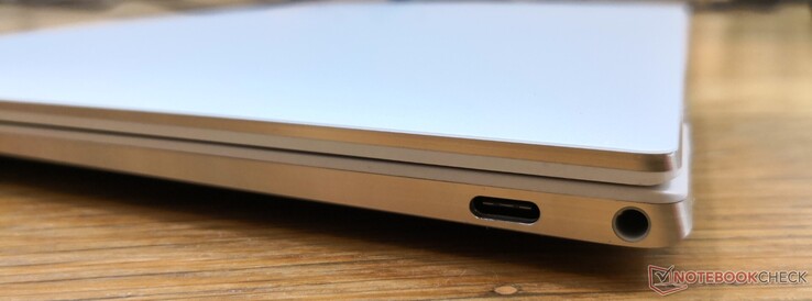 Rechts: USB Typ-C mit DisplayPort + Thunderbolt 3, kombinierter 3,5-mm-Audioanschluss