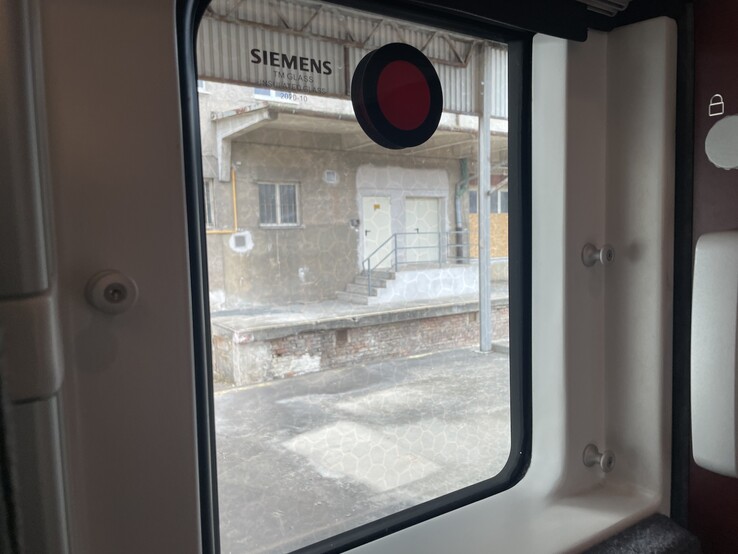 Eine mobilfunktransparente Scheibe in der Mini Cabin (Oben). (Foto: Andreas Sebayang/Notebookcheck.com)