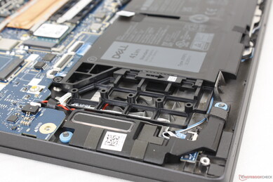 Nach unten gerichtete Stereolautsprecher in den vorderen Ecken