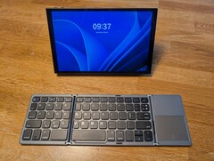 Theoretisch könnte der Legion Go die Lücke zwischen Arbeitsgerät und Spielkonsole perfekt füllen – in der Praxis überzeugt er in keiner der beiden Rollen. (Bildquelle: Notebookcheck)