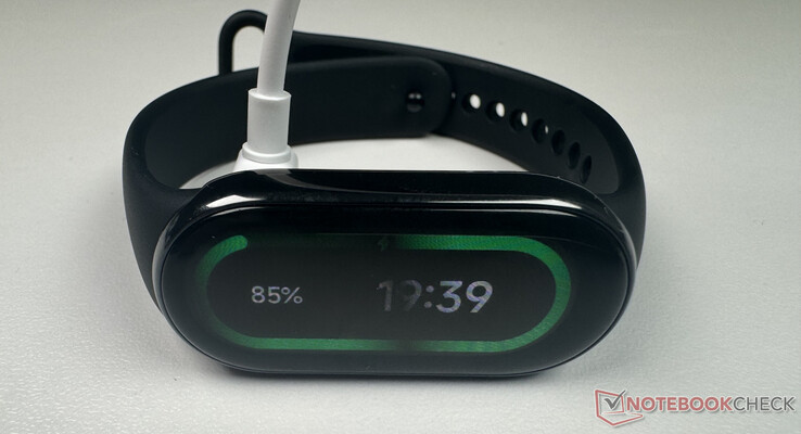 Xiaomi Smart Band 8 beim Laden