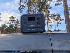 Bluetti Elite 100 V2 Bio-based auf einem Autodach mit Kiefern im Hintergrund