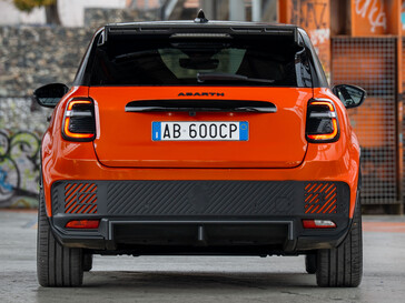 Breite Schultern: Das Heck des Abarth 600e wird durch einen Diffusor und den markanten Dachspoiler geprägt, der für mehr Anpressdruck sorgen soll (Bild: Abarth).