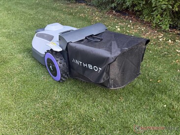 Mit fast einem Meter Länge braucht der Anthbot N8 viel Platz, zum Beispiel zum Wenden und Randmähen.