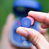 Die neuesten Ohrhörer von Audio-Technica können trotz günstigem Preis drahtlos geladen werden. (Bildquelle: Audio-Technica)